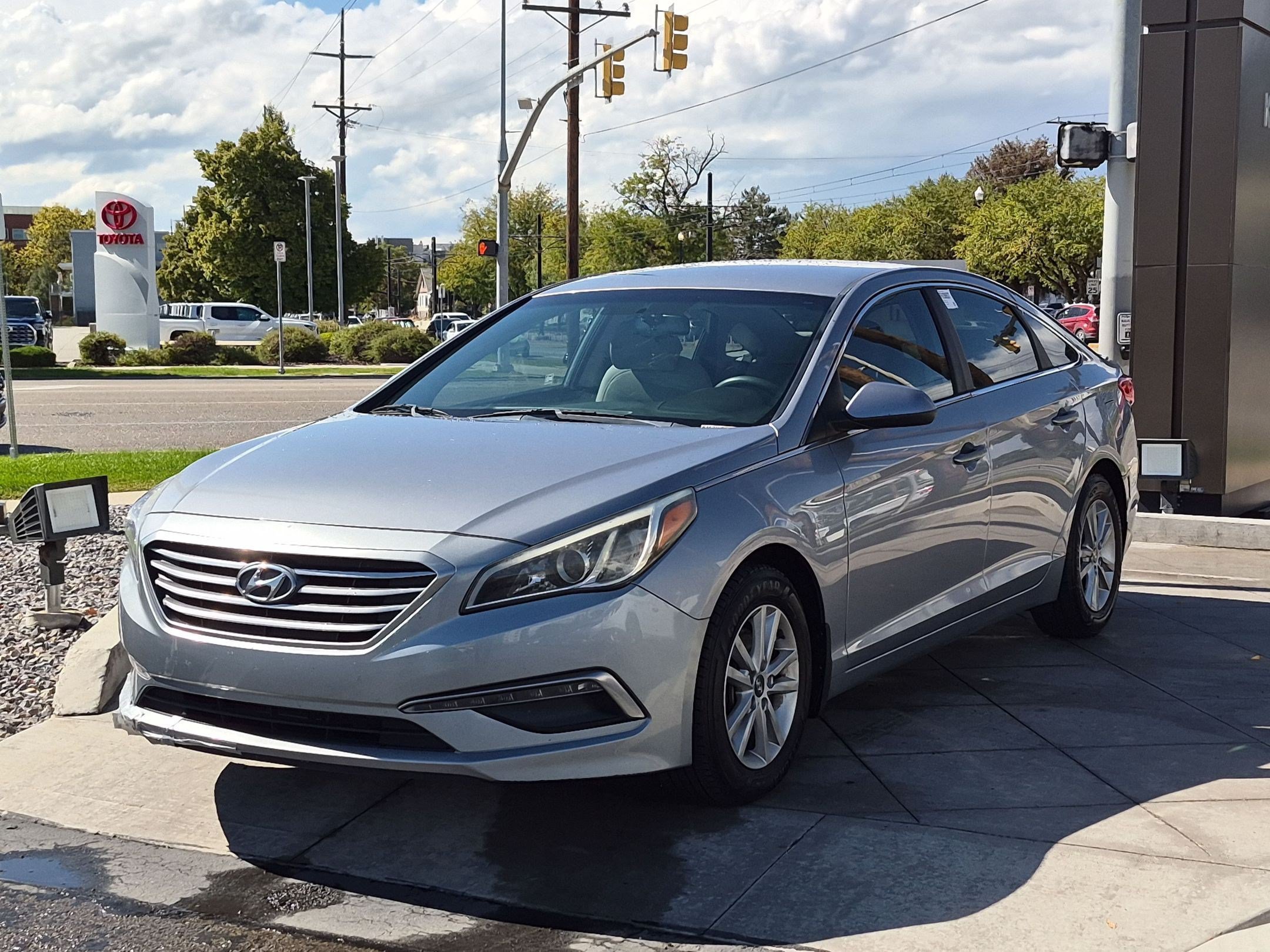 Used 2015 Shale Gray Metallic Hyundai 2.4L SE image 8