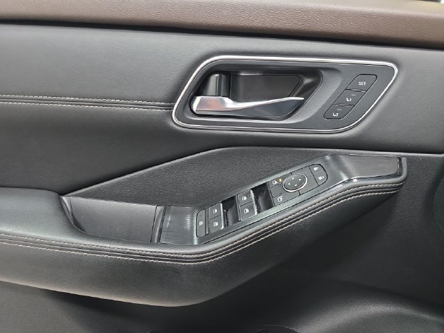 Used 2021 Gray Nissan SL image 26