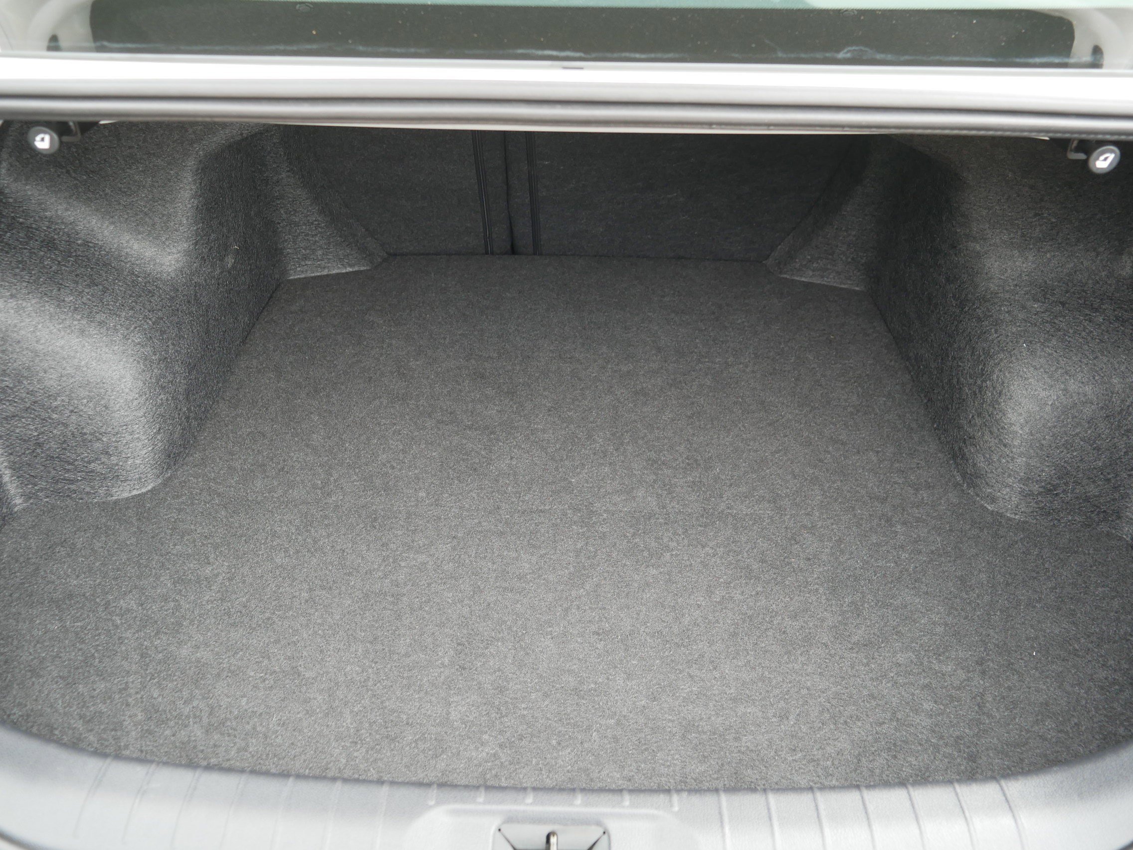 Certified Used 2025 Glacier White Nissan S image 18
