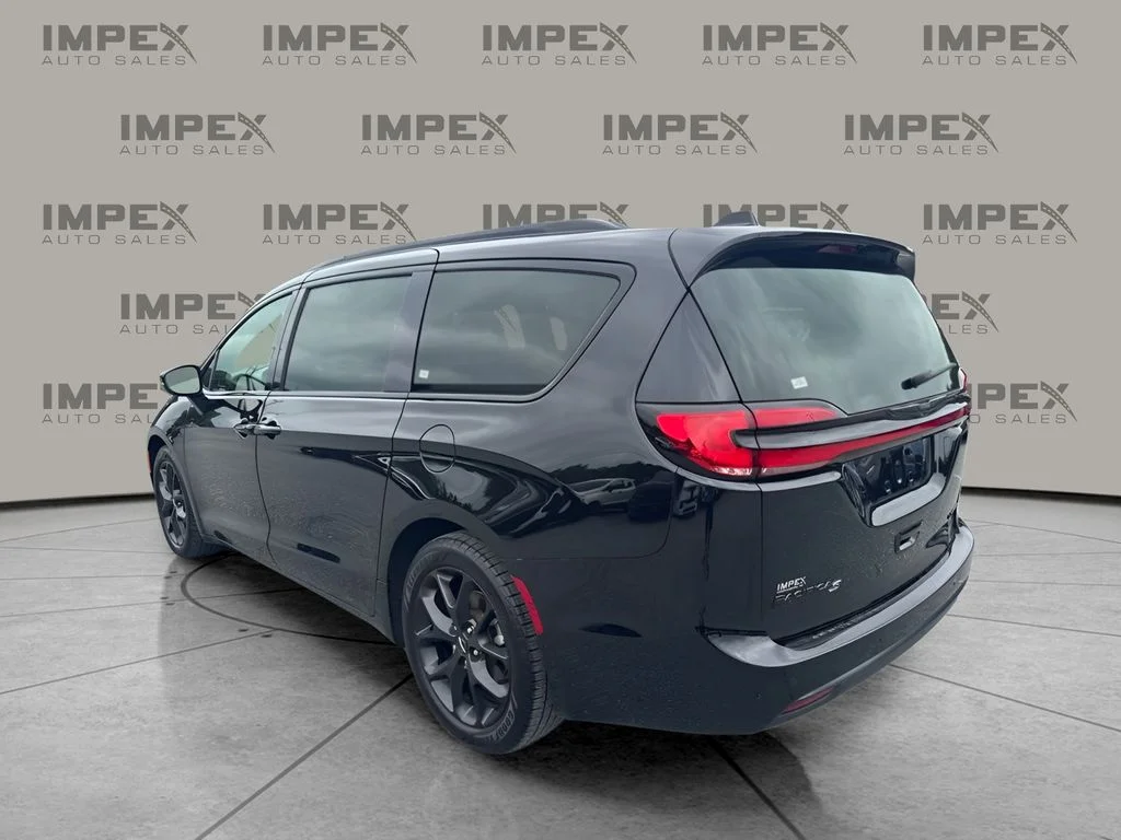 Used 2025 Black Chrysler Limited image 2