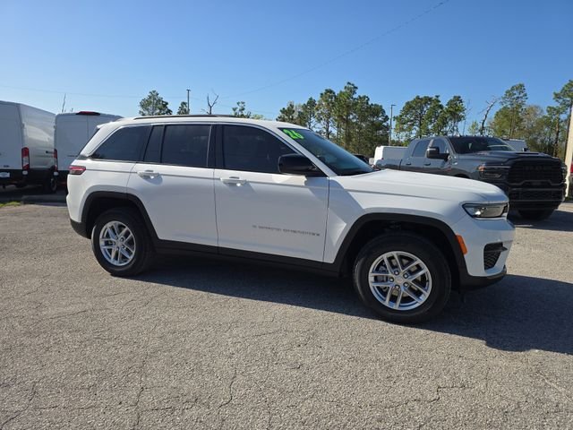 New 2026 Bright White Clear-Coat Exterior Paint Jeep Laredo X image 2