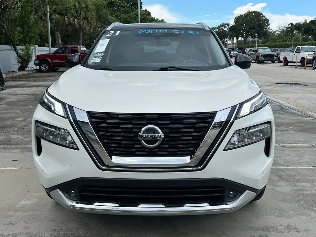 Used 2021 Pearl White Nissan Platinum image 2