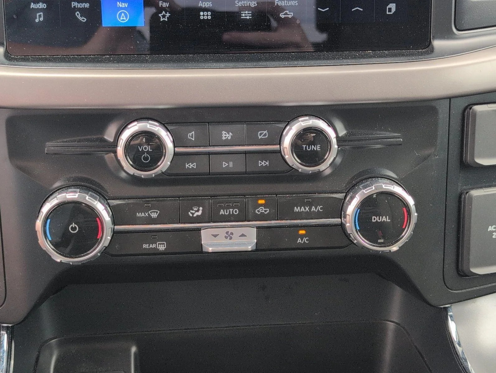 Used 2024 Iconic Silver Ford XLT image 22