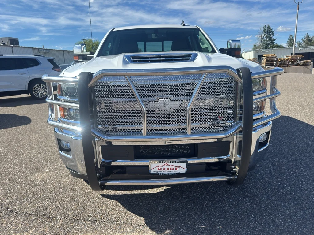 Used 2019 WHITE Chevrolet LTZ image 3