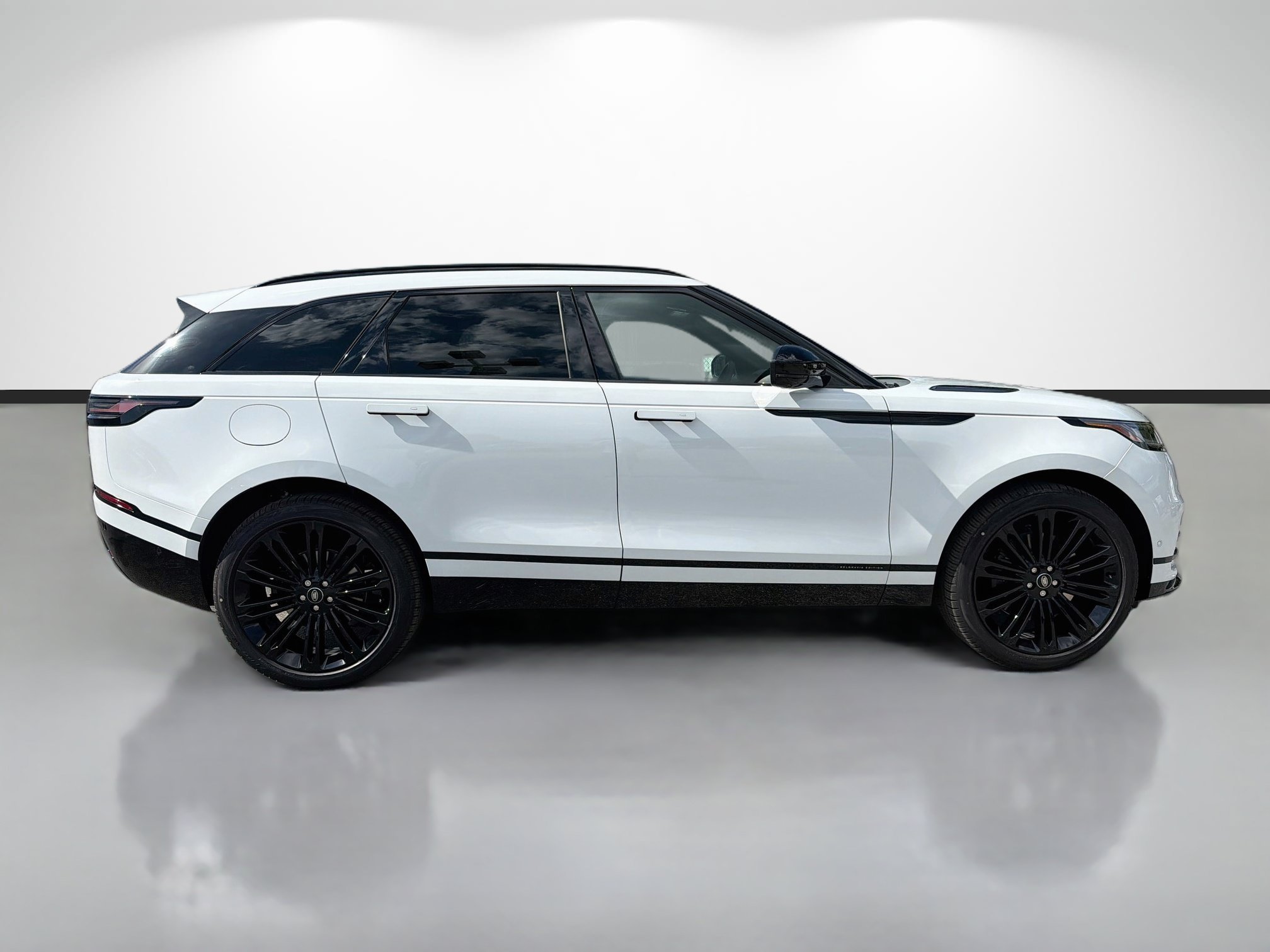 New 2026 Fuji White LAND ROVER  image 6