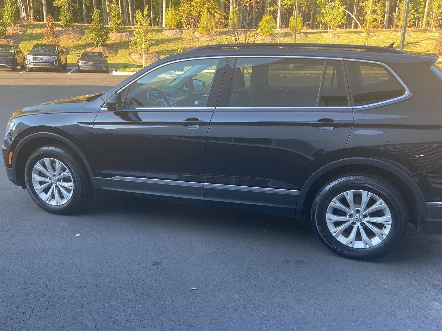 Used 2018 Deep Black Pearl Metallic Volkswagen SE image 8