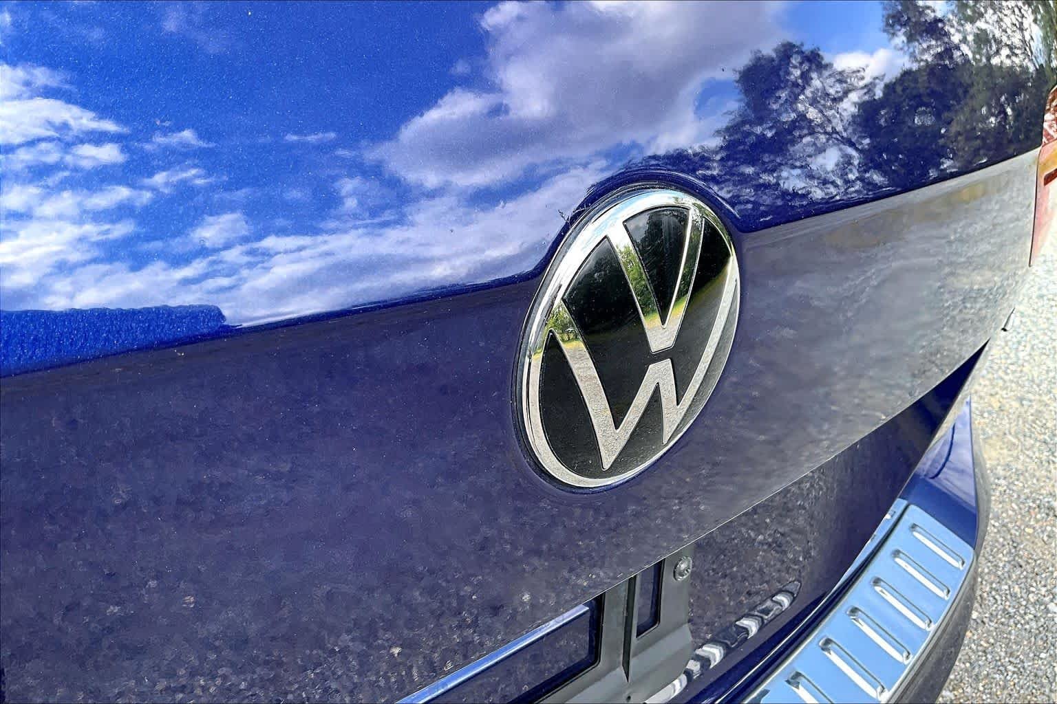 Used 2022 Atlantic Blue Metallic Volkswagen SE image 31