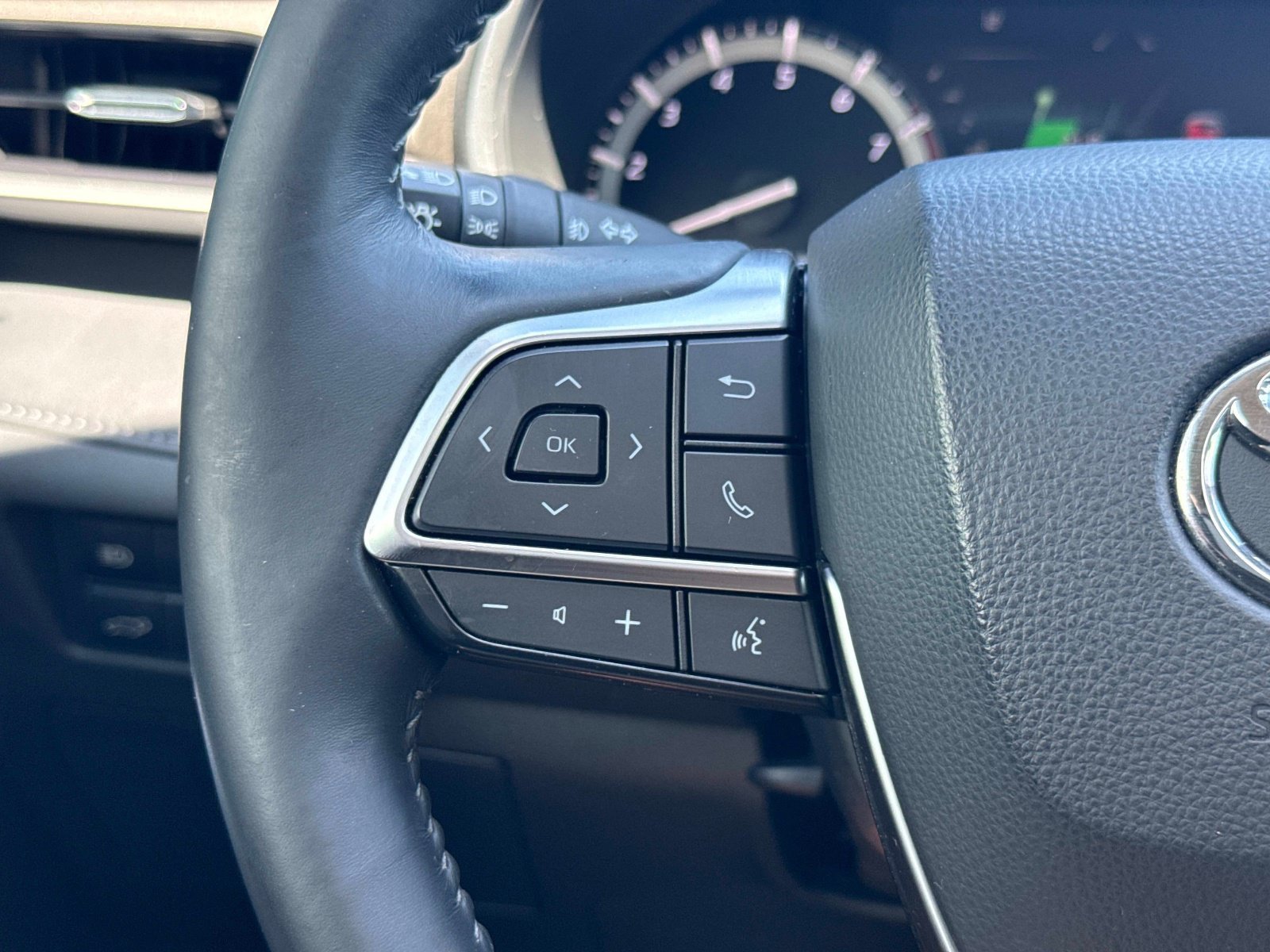 Used 2021 Blizzard Pearl Toyota XLE image 28