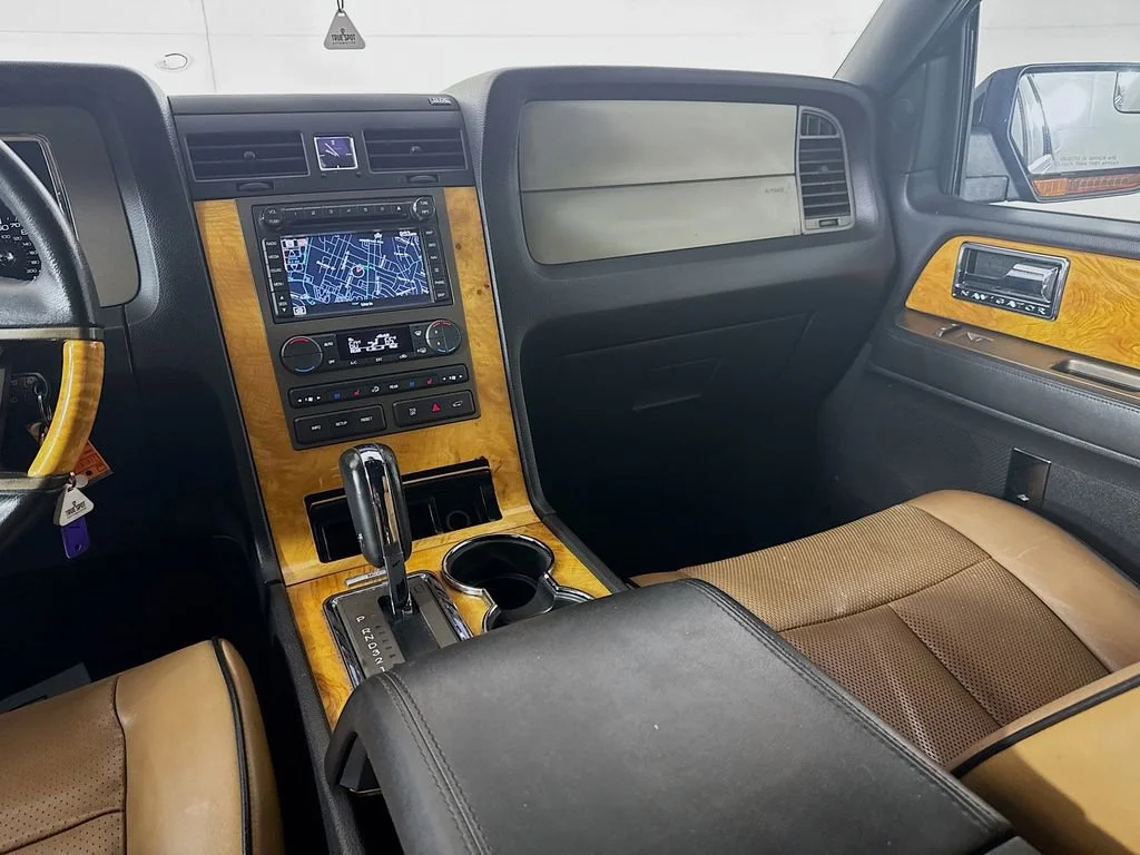 Used 2013 Black Lincoln Base image 28