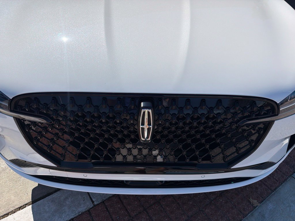 Used 2025 White Lincoln Premiere image 13