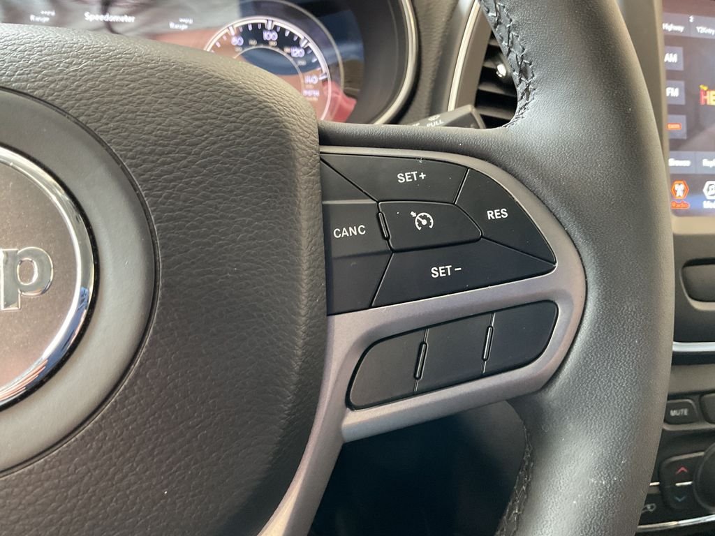 Used 2022 White Jeep Latitude Lux image 19
