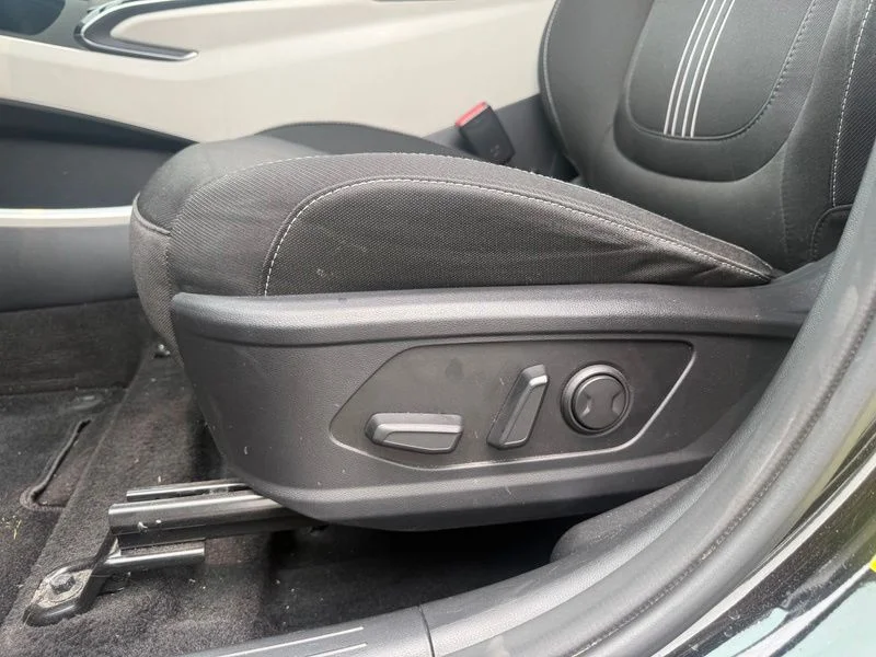 Used 2022 Black Hyundai SEL Convenience image 4