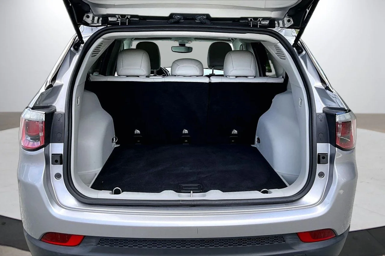Used 2019 Silver Jeep Latitude image 25