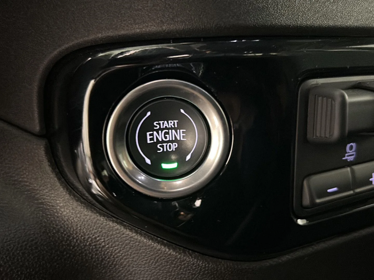Used 2025 Sterling Metallic GMC SLE image 25