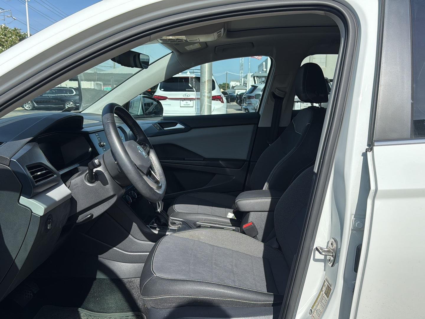 Used 2023 Pure White Volkswagen SE image 9