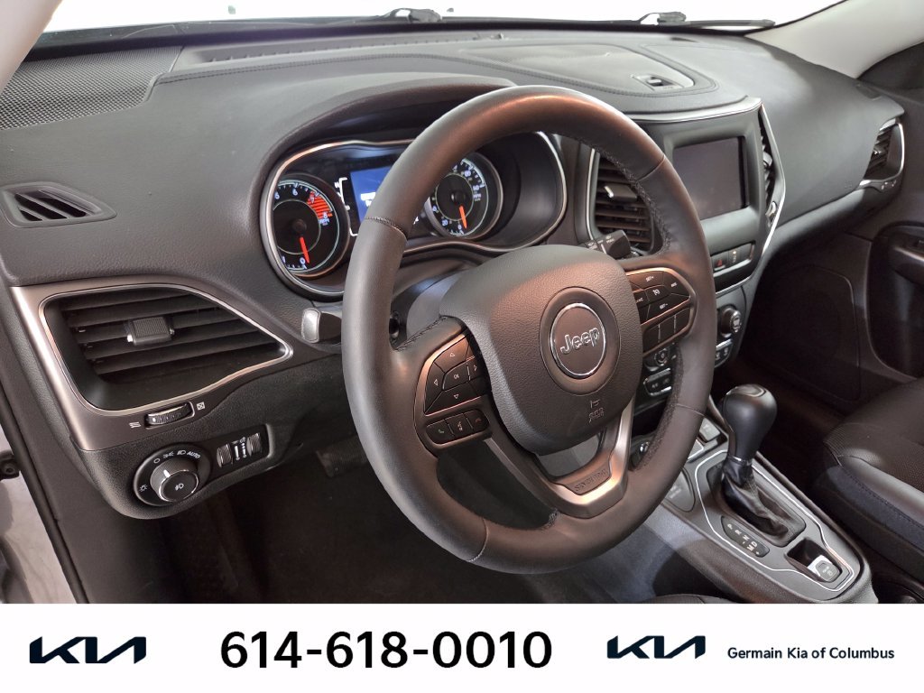 Used 2021 Silver Jeep Latitude Lux image 18
