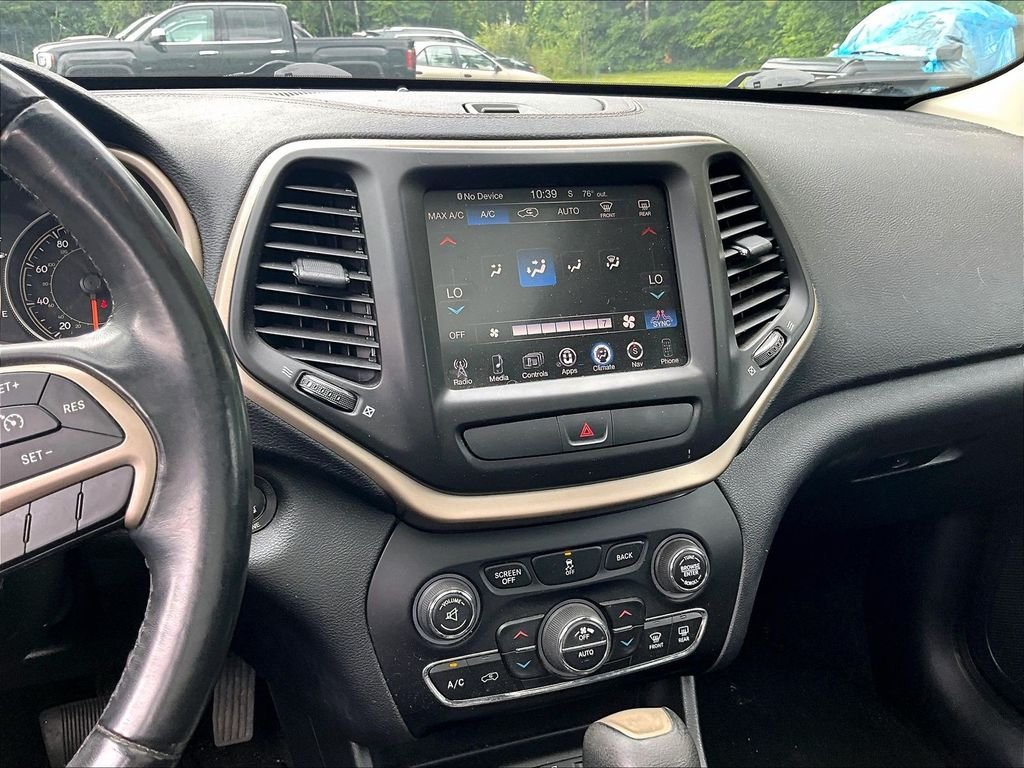 Used 2016 Granite Crystal Metallic Clearcoat Jeep Latitude image 18