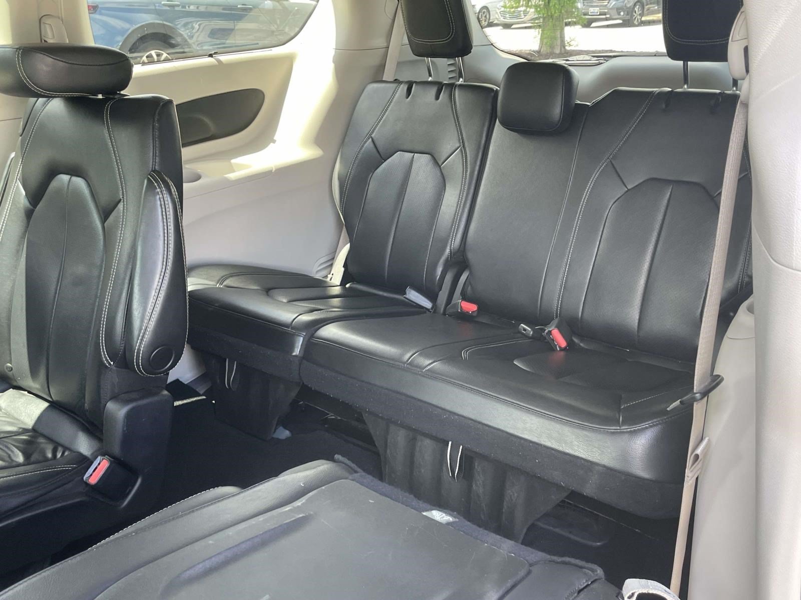 Used 2022 Ceramic Gray Clearcoat Chrysler Touring L image 11