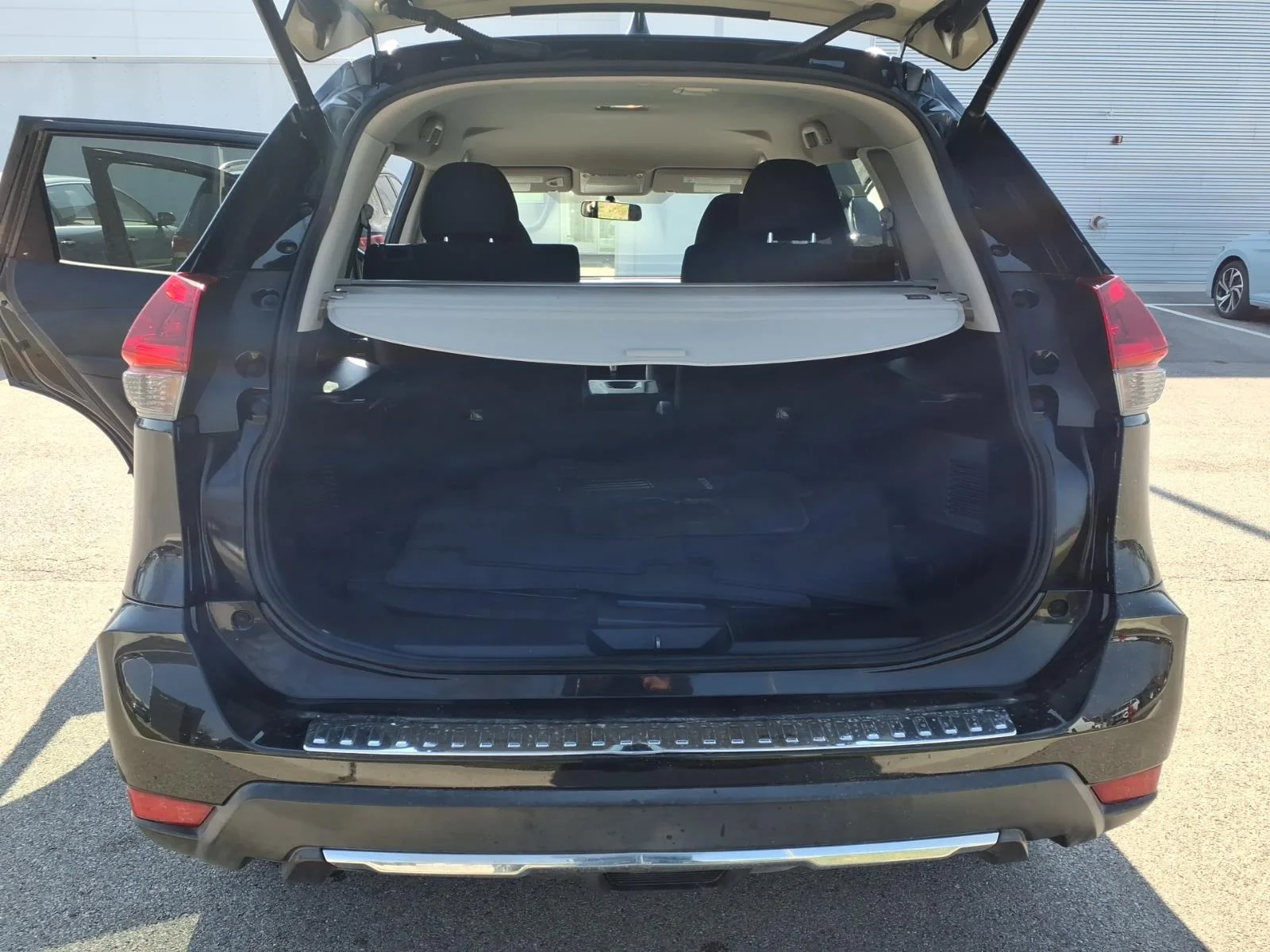 Used 2018 Black Nissan AWD SV image 27