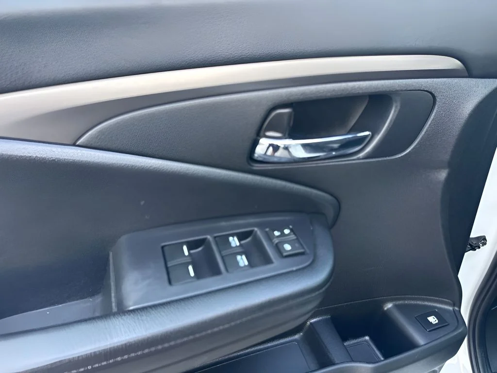 Used 2020 White Honda LX image 21