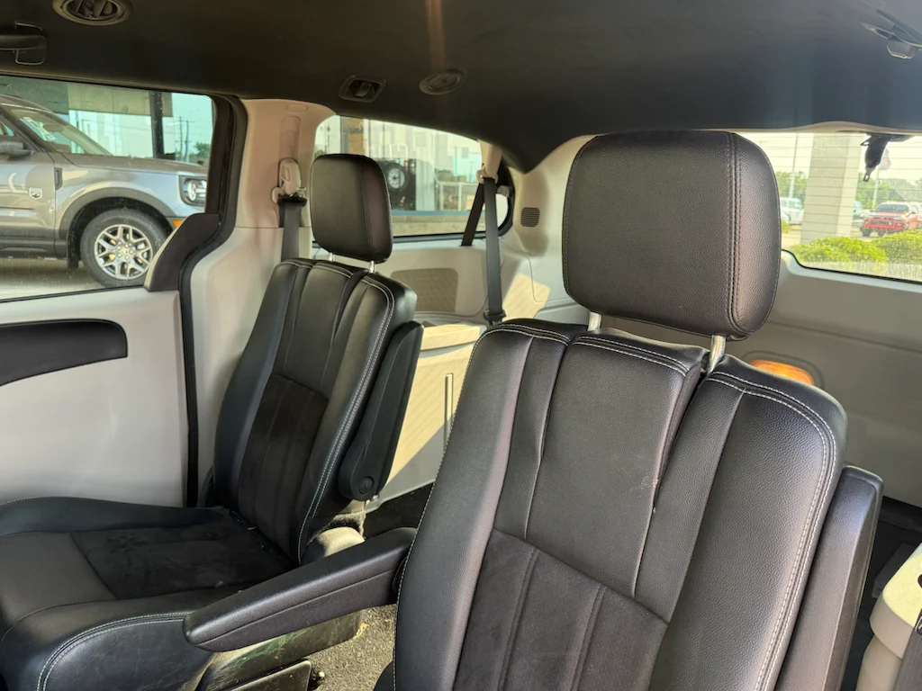 Used 2019 Black Onyx Crystal Pearlcoat Dodge SXT image 5