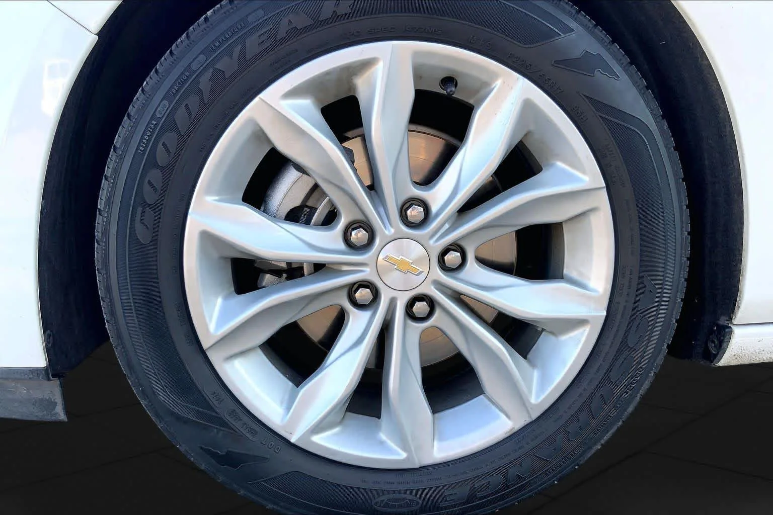 Used 2024 Summit White Chevrolet LT image 11