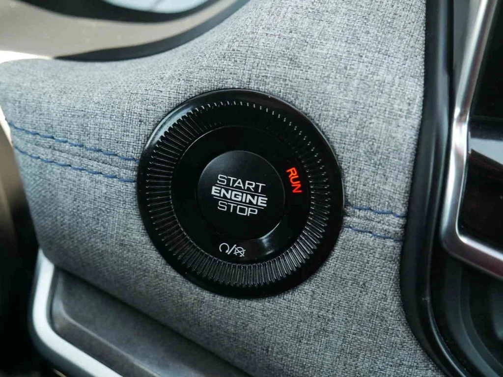 Used 2024 Silver Jeep Latitude image 28