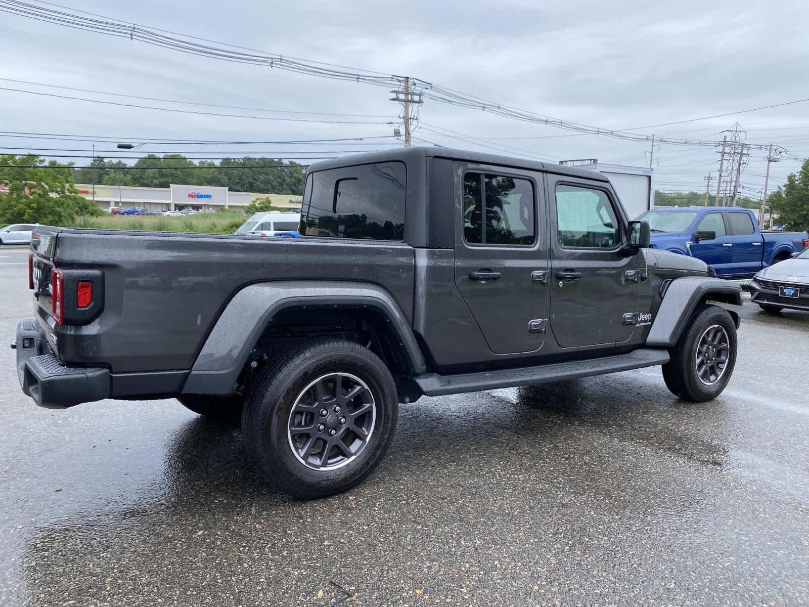 Used 2022 Granite Crystal Metallic Clearcoat Jeep Overland image 3