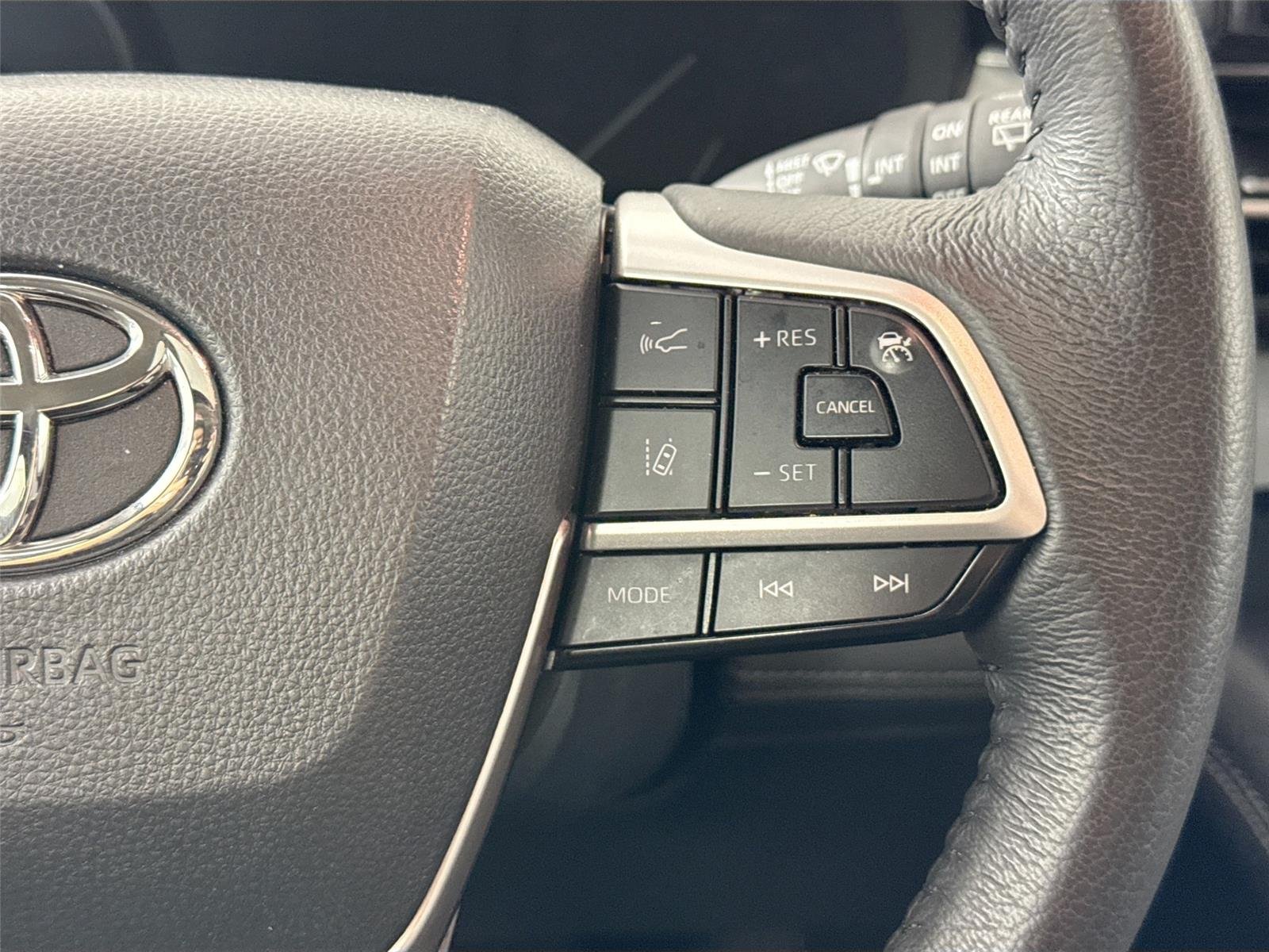 Used 2025 Wind Chill Pearl Toyota XLE 8-Passenger image 20