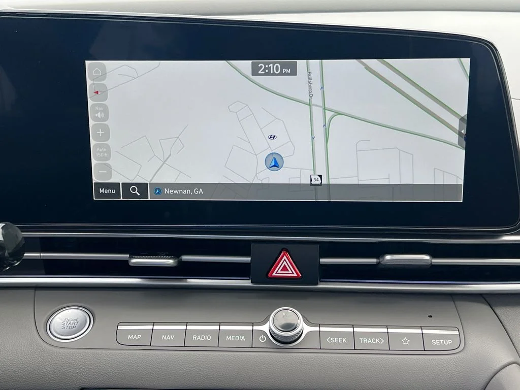 Used 2025 White Hyundai SEL Convenience image 28