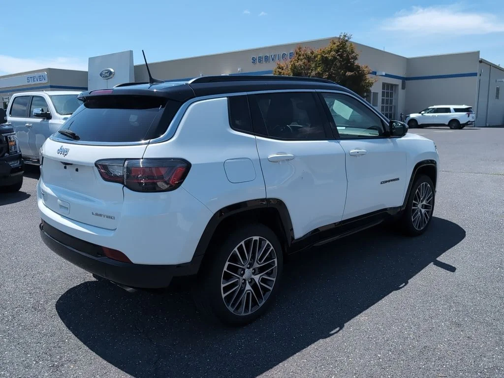 Certified Used 2022 White Jeep Limited image 5