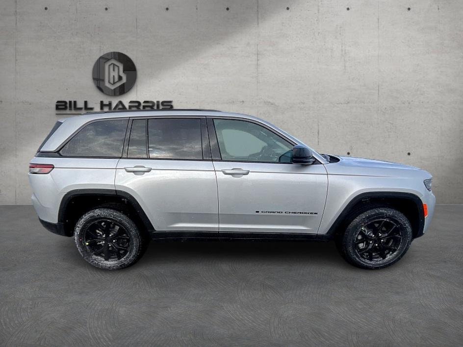 New 2026 Silver Zynith Exterior Paint Jeep Laredo Altitude image 5