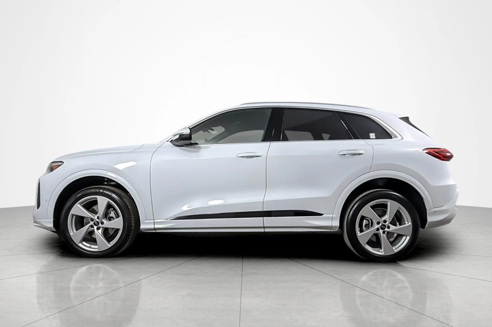 Used 2025 Glacier White Metallic Audi Premium Plus 2.0 TFSI quattro image 2