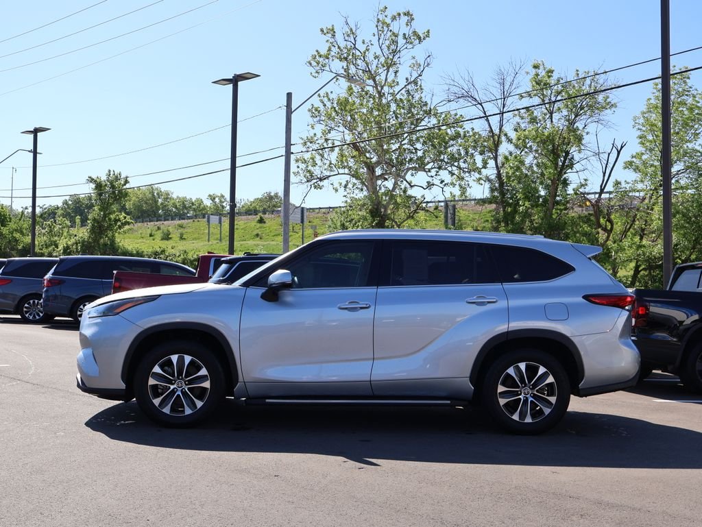 Used 2022 Silver Toyota XLE image 4