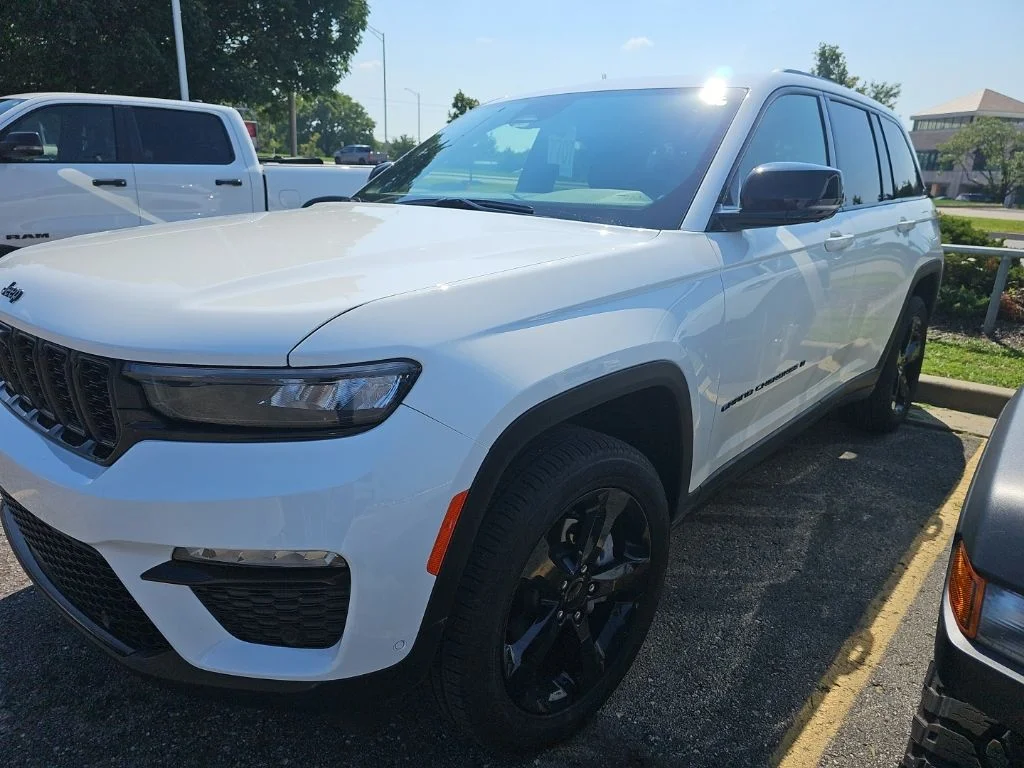 Used 2025 White Jeep Limited image 1