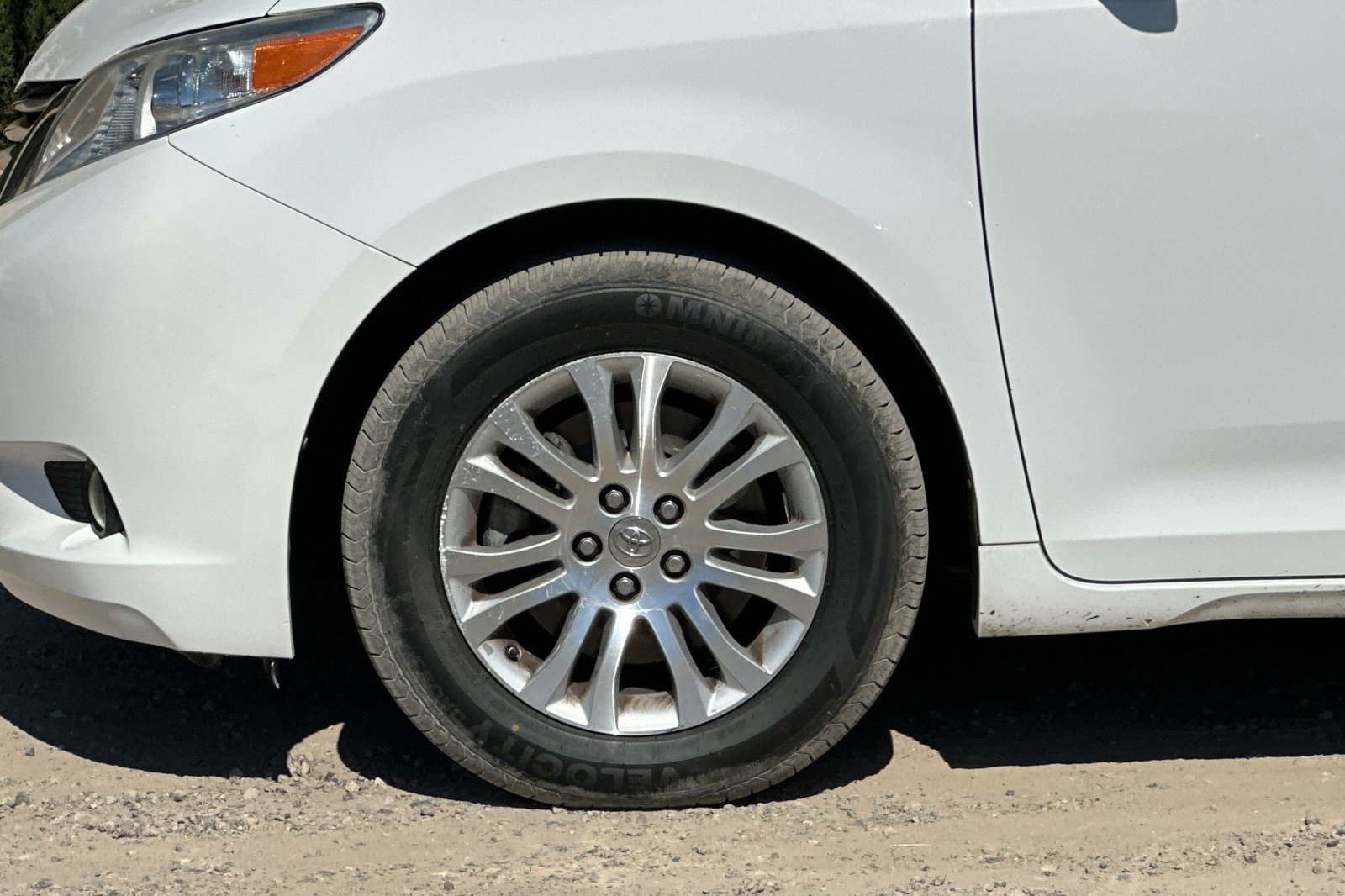 Used 2014 Super White Toyota XLE image 25