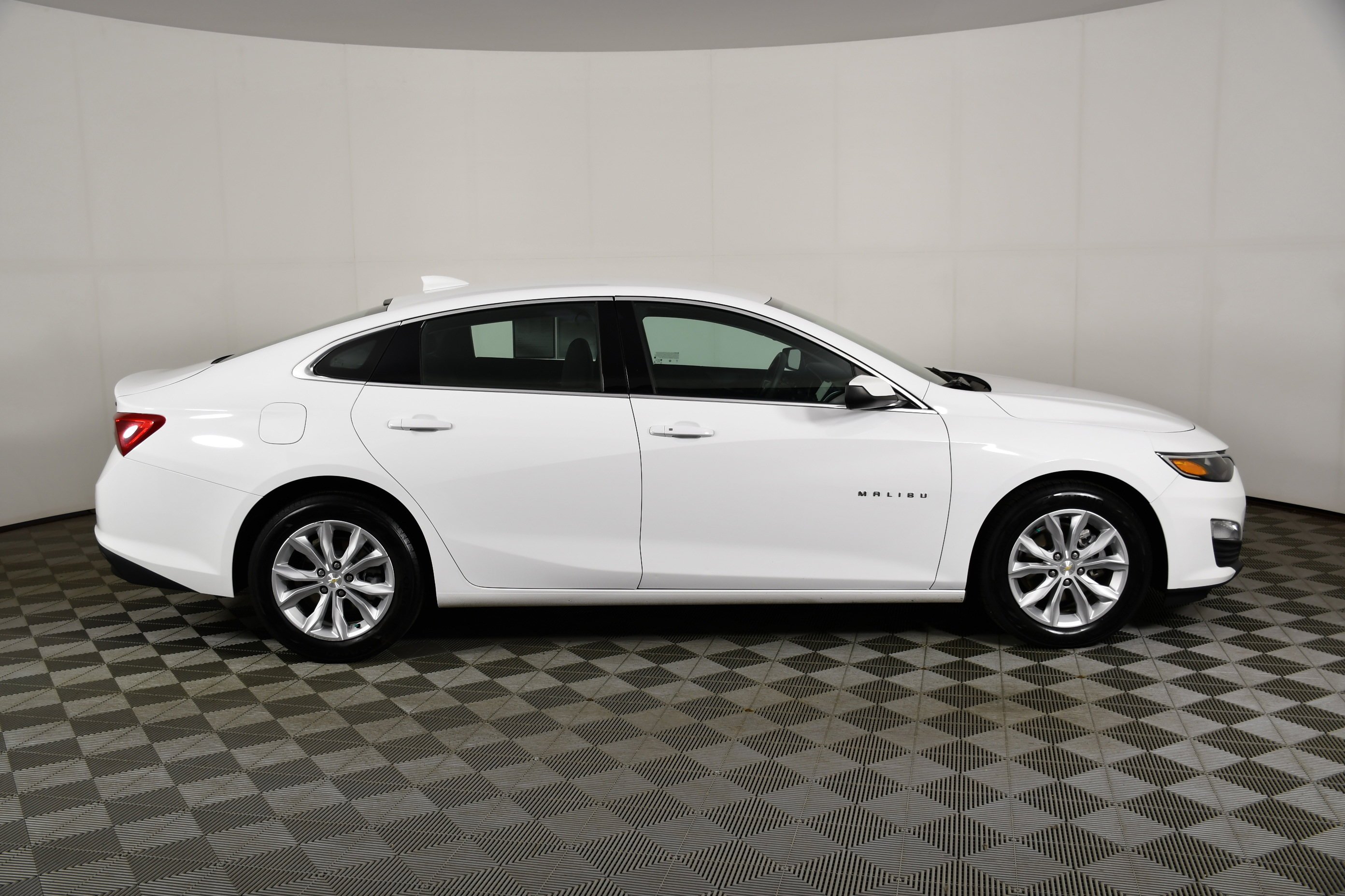Used 2024 Summit White Chevrolet LT image 5