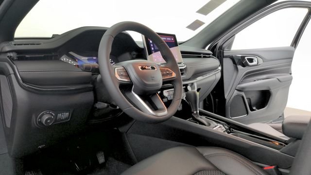 Used 2022 Black Jeep Latitude image 18