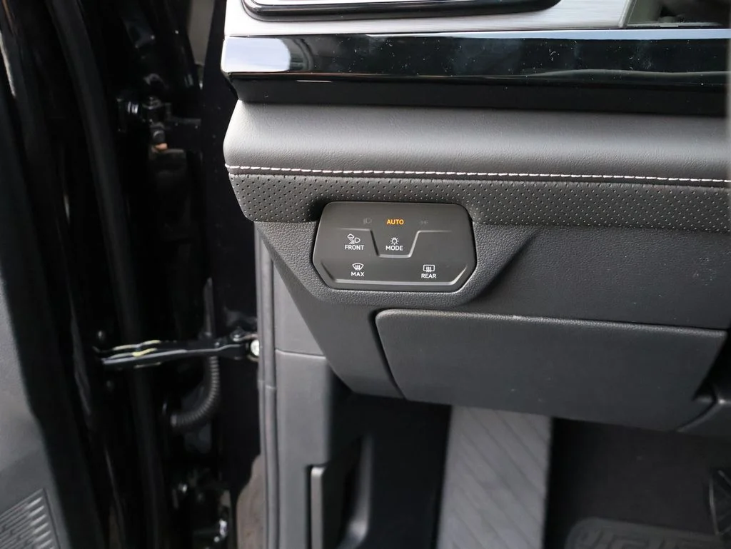 New 2026 Black Volkswagen 2.0T SE w/Technology image 25