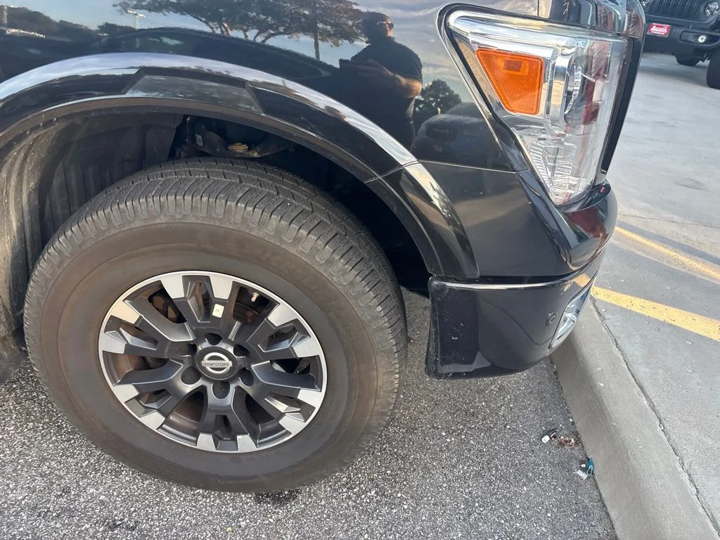 Used 2018 Black Nissan PRO-4X image 9