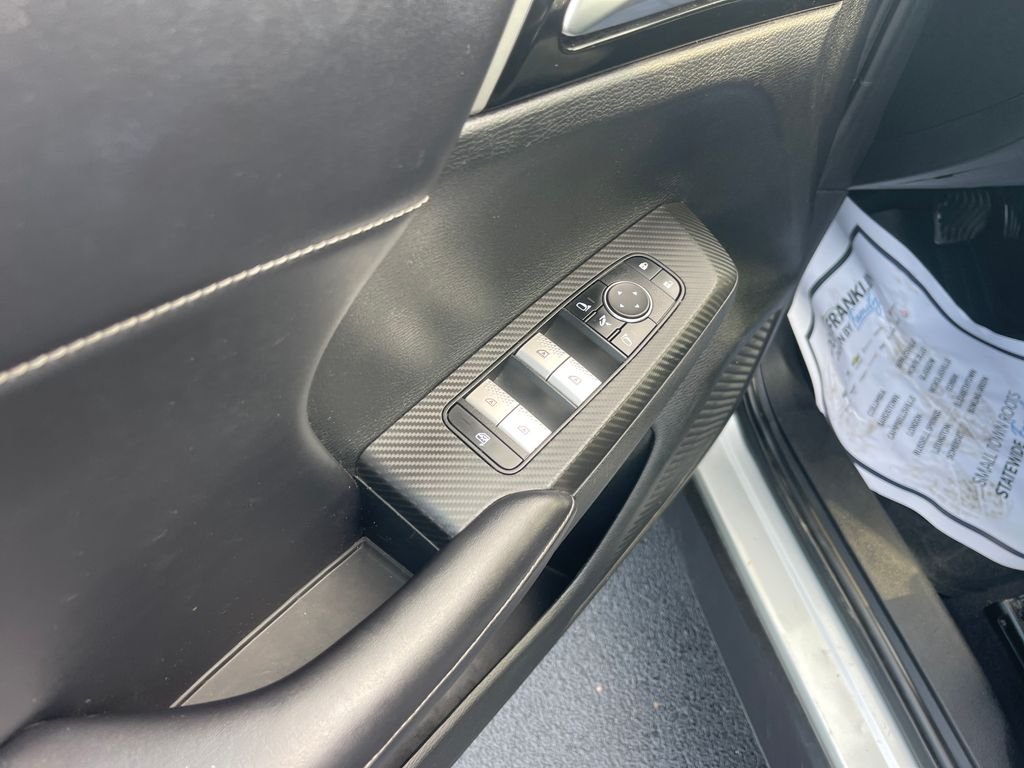 Used 2024 Silver Mitsubishi SE image 11