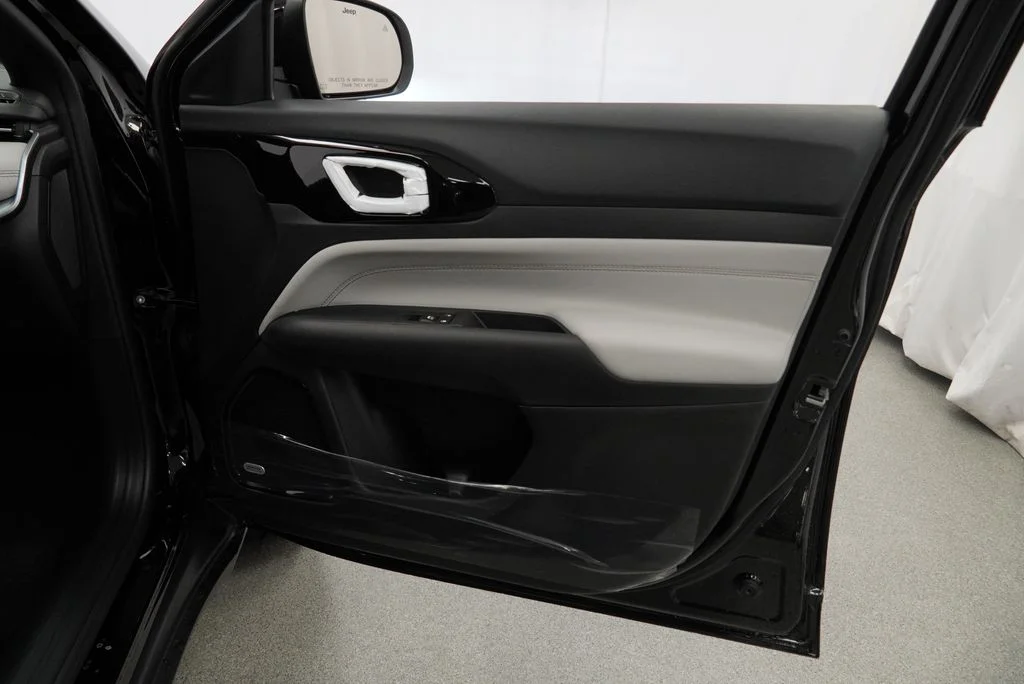 New 2026 Diamond Black Crystal Pearl-Coat Exterior Paint Jeep Limited image 30