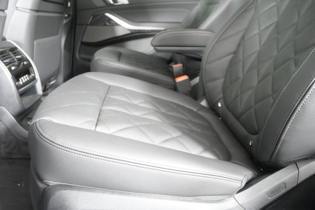 New 2027 Black Sapphire Metallic BMW xDrive40i image 15