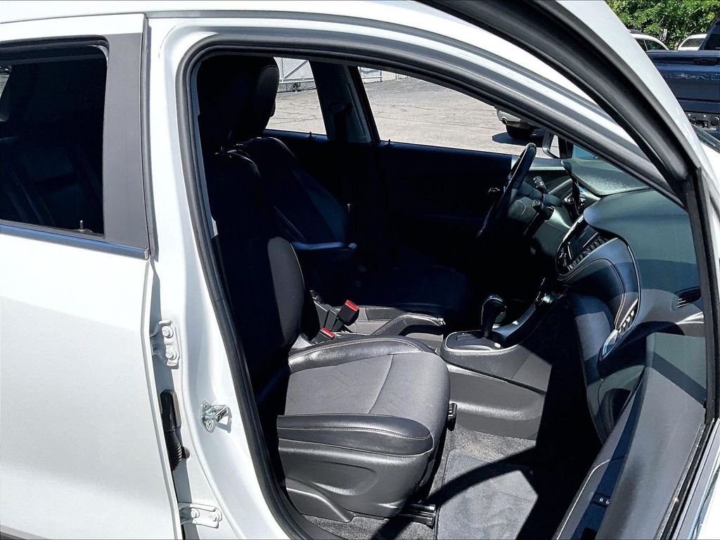 Used 2018 White Chevrolet LT image 11