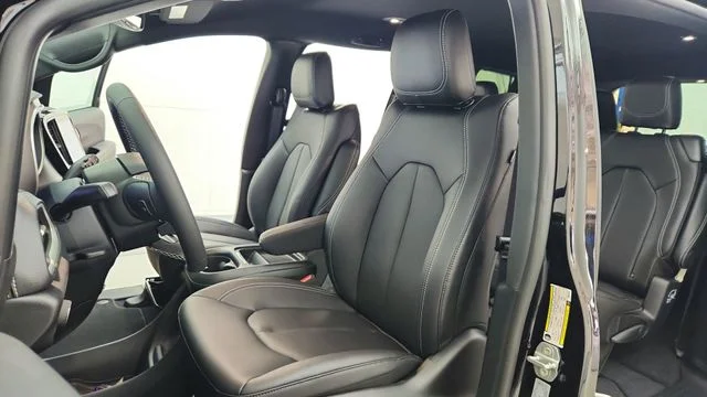 New 2027 Diamond Black Crystal Pearl-Coat Exterior Paint Chrysler Select image 18