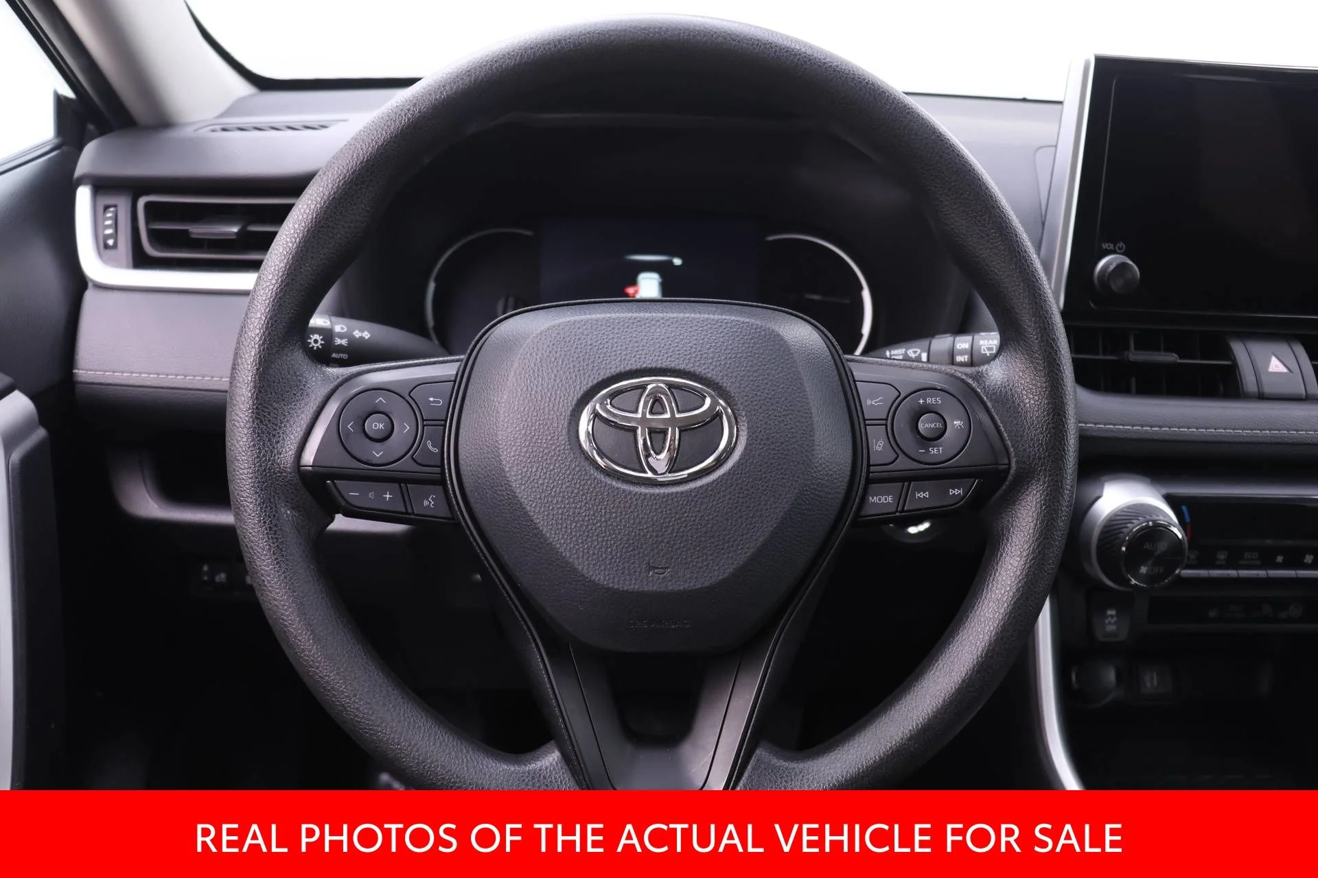 2024 Toyota RAV4 XLE - Photo 13