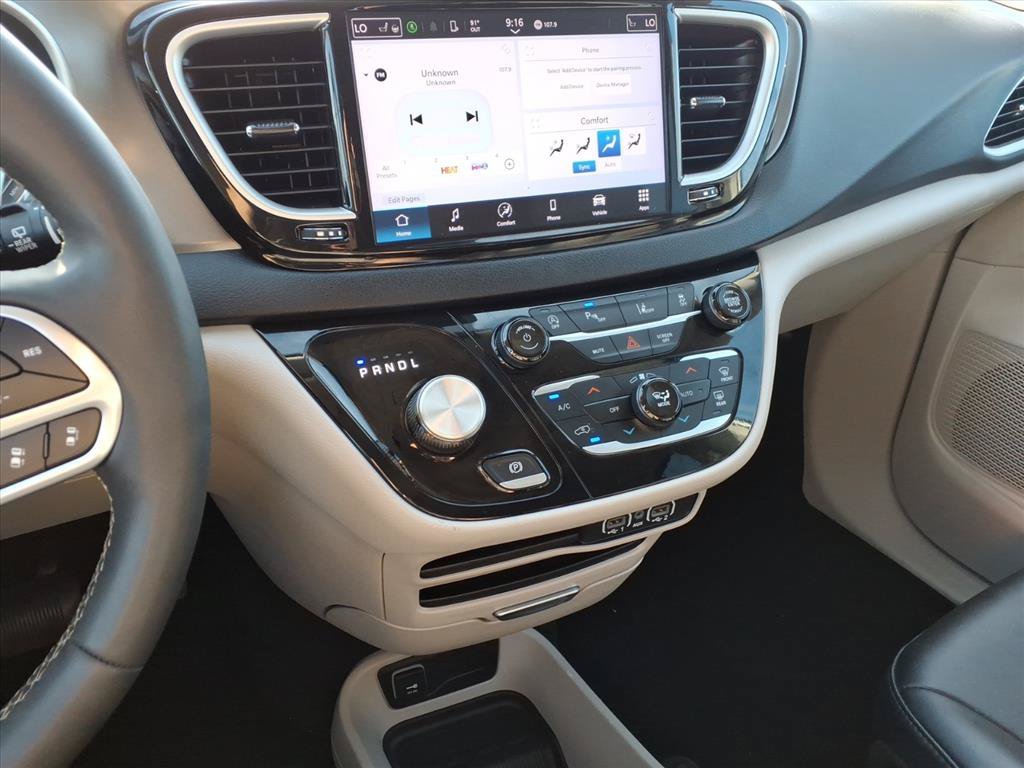 Used 2024 White Chrysler Touring L image 27