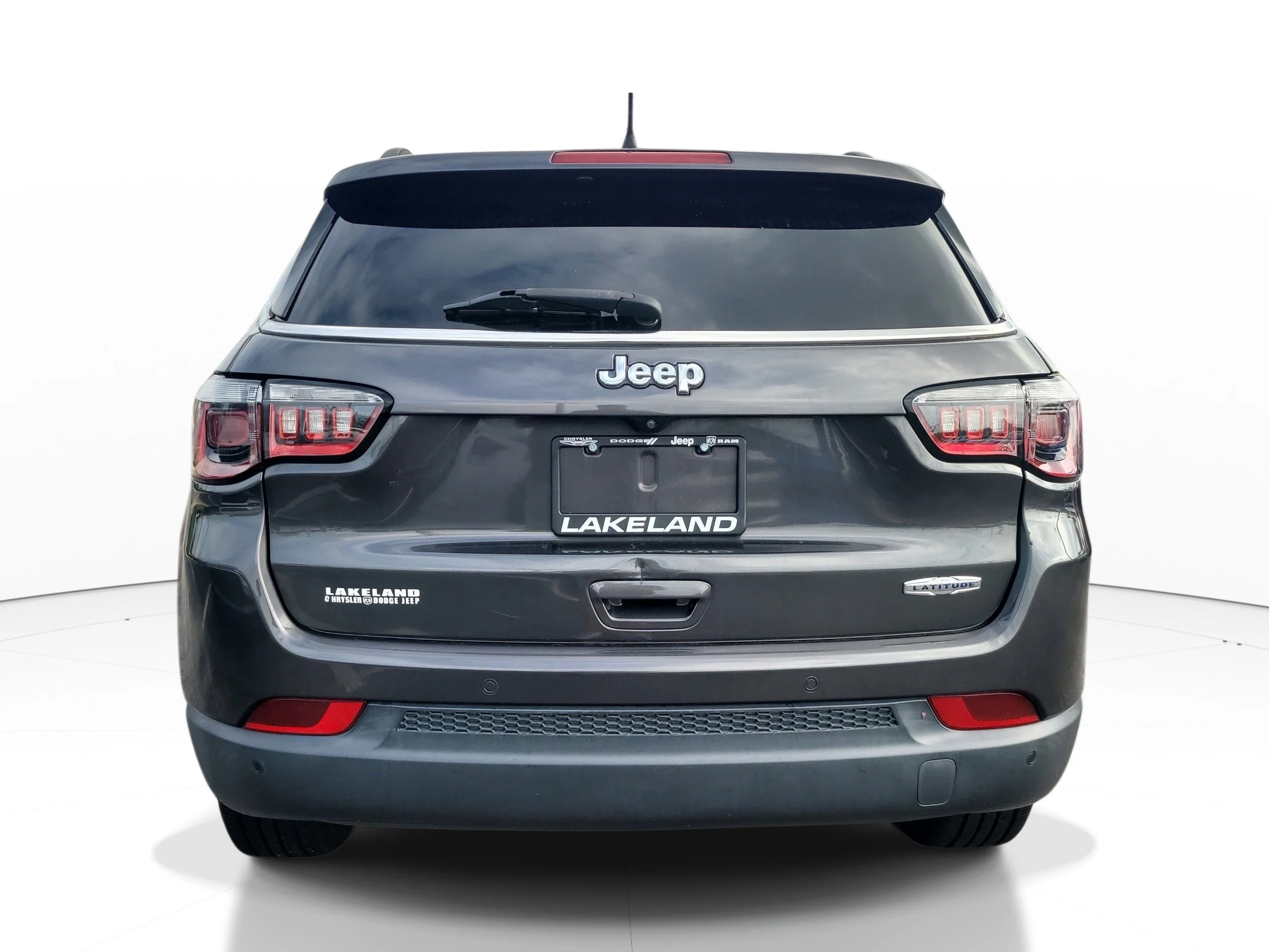 Used 2022 Granite Crystal Metallic Clearcoat Jeep Latitude image 5