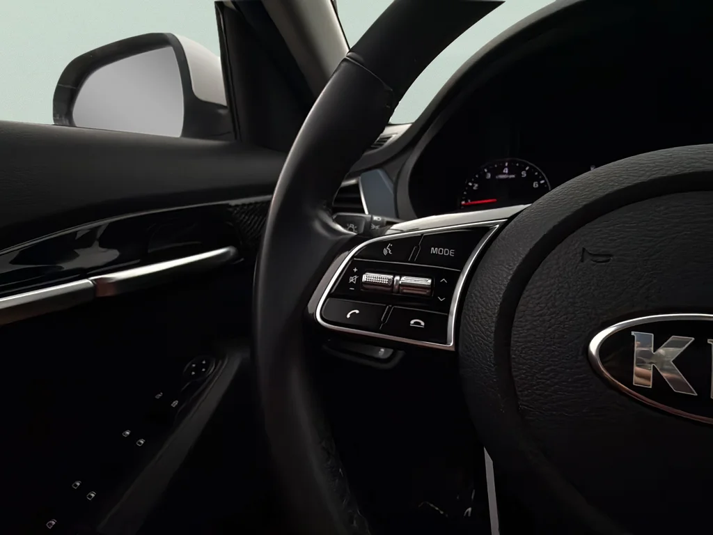 Used 2021 Snow White Pearl Kia S image 17