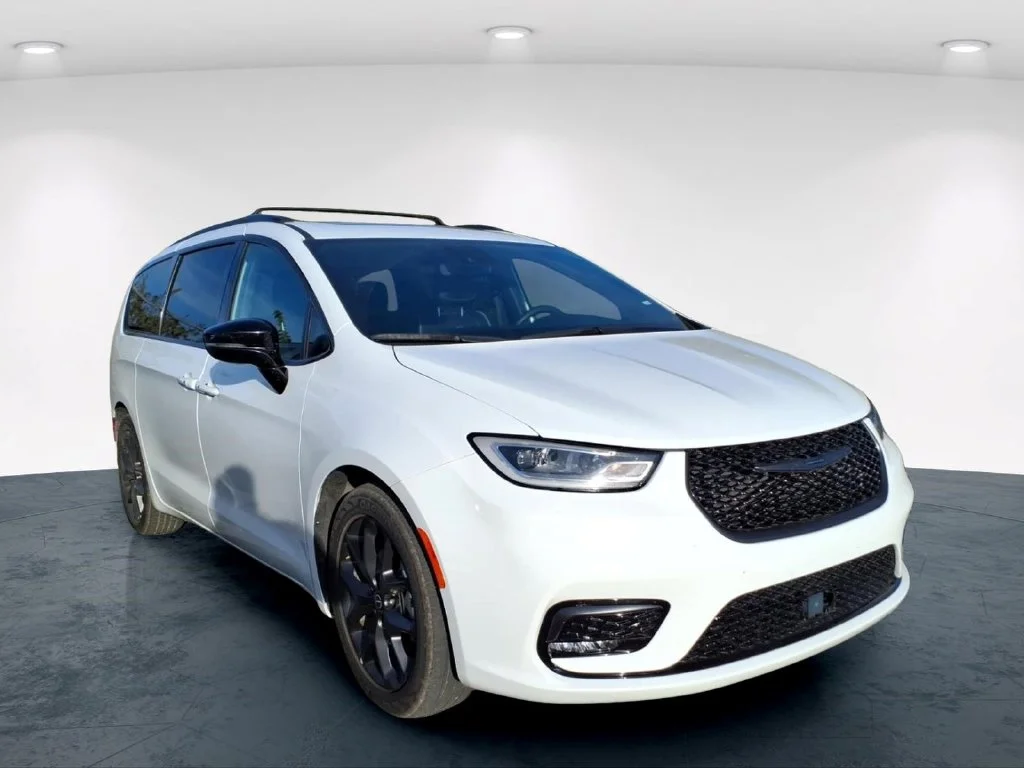 Used 2025 White Chrysler Limited image 12